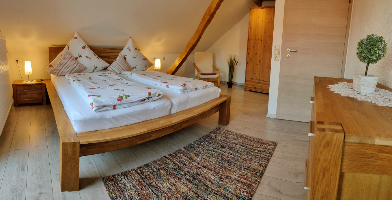 Schlafzimmer der größeren Ferienwohnung Haus Scheuble in Hohentengen-Lienheim