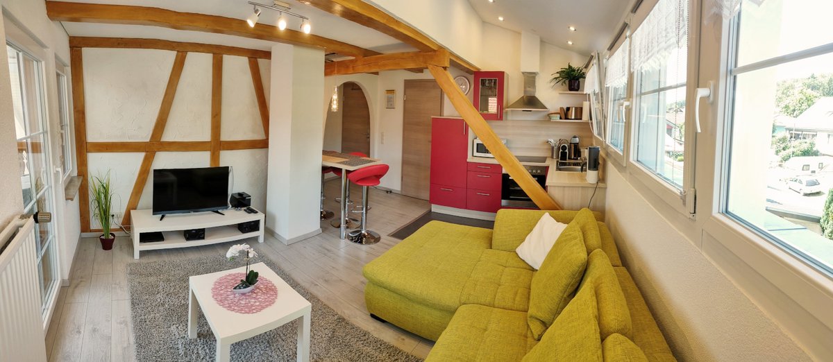 Panorama-Ansicht des Wohnzimmers der größeren Ferienwohnung Haus Scheuble