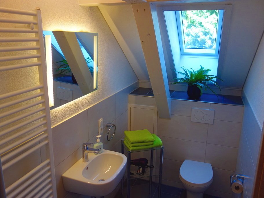 Bad der kleineren Ferienwohnung Haus Scheuble