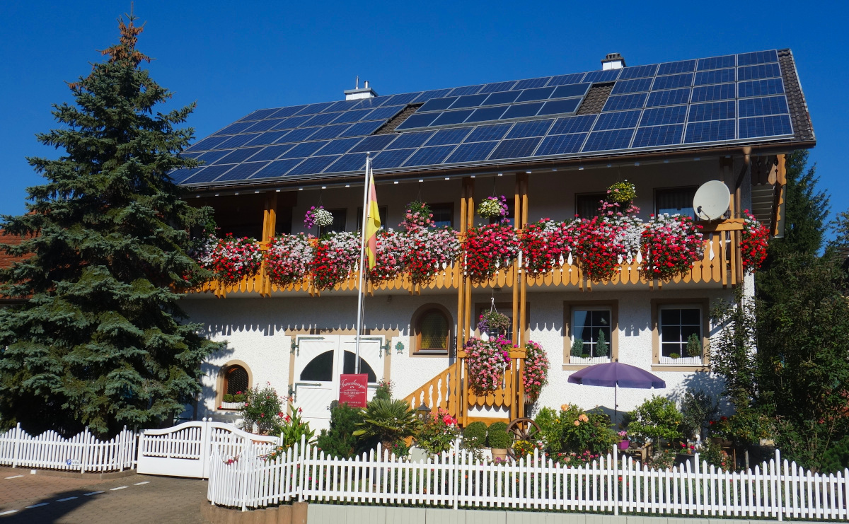Haus Scheuble in Hohentengen-Lienheim mit dem blumengeschmückten Balkon